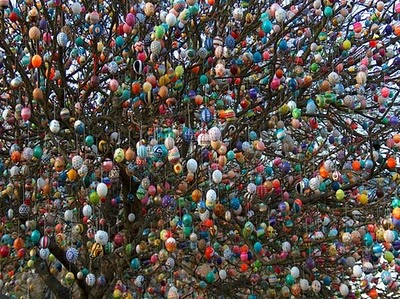 Volker Kraft's Easter Tree Decorated by 9500 Eggs 4