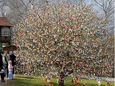 Volker Kraft's Easter Tree Decorated by 9500 Eggs 5