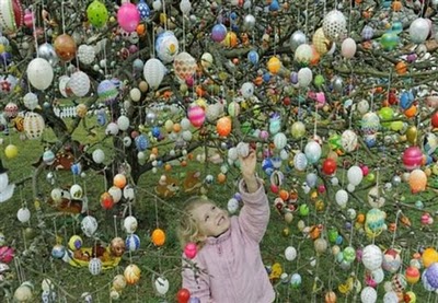 Volker Kraft's Easter Tree Decorated by 9500 Eggs 6