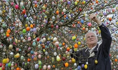 Volker Kraft's Easter Tree Decorated by 9500 Eggs 7